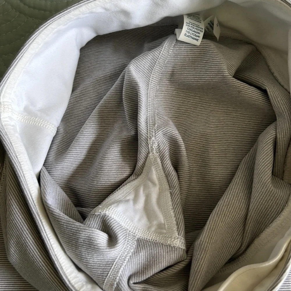 Lululemon Gray & White Striped Legging Size 6 NWOT